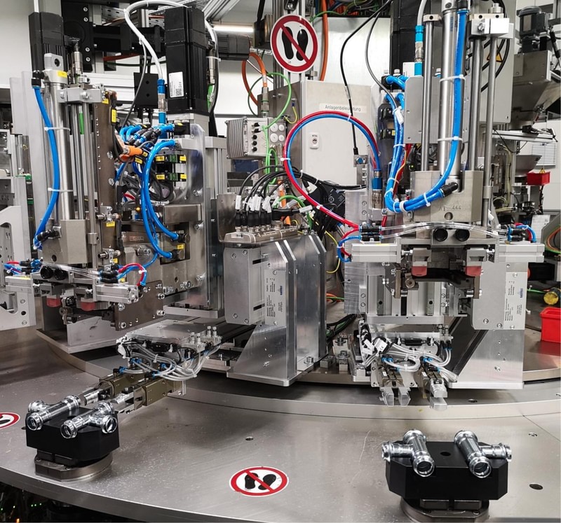 Sondermaschine: Montageautomat und Rundtaktautomat zur Herstellung von Rohrverbindungsstücken 